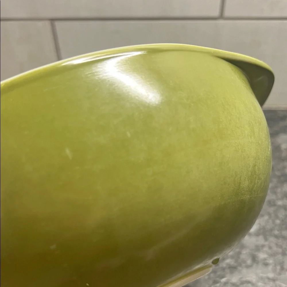 Vintage green Pyrex #024 mixing bowl with handles.  No chips or cracks. 2qt
